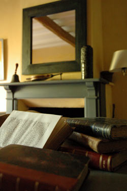 lecture au coin de la cheminée