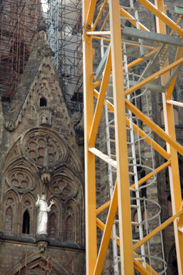 dialogue entre une grue et un saint sur la sagrada familia de barcelonne