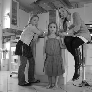 portrait de famille en noir et blanc, style comptoir des cotonniers